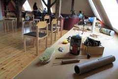 Die Geräusche-Abteilung, bestehend aus kostspieligen Musikinstrumenten und weniger kostspieligen Haushaltsgegenständen. Im Hintergrund kann man sehen, wie das Story-Board entwickelt wird. +++ "TÖDLICHE KUNST - EIN SPANNENDER KRIMI, ENTSTANDEN IN EINEM HÖRSPIEL-WORKSHOP MIT JUNGEN ERWACHSENEN IM FSJ KULTUR AUS HAMBURG UND MECKLENBURG-VORPOMMERN.