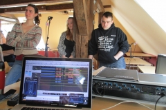 Konzentriertes und verträumtes Anhören der eben produzierten Szene. Im Vordergrund ein Einblick in die Technik mit meinem mobilen Recording-Equipment. +++ "TÖDLICHE KUNST - EIN SPANNENDER KRIMI, ENTSTANDEN IN EINEM HÖRSPIEL-WORKSHOP MIT JUNGEN ERWACHSENEN IM FSJ KULTUR AUS HAMBURG UND MECKLENBURG-VORPOMMERN.