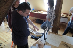Hier werden gerade spannende und gruselige Geräusche aufgenommen. +++ "TÖDLICHE KUNST - EIN SPANNENDER KRIMI, ENTSTANDEN IN EINEM HÖRSPIEL-WORKSHOP MIT JUNGEN ERWACHSENEN IM FSJ KULTUR AUS HAMBURG UND MECKLENBURG-VORPOMMERN.