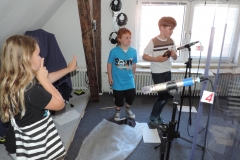 Hier: Türklingel und Schritte im Wohnzimmer. Und eine Teilnehmerin gibt die Regieanweisungen. +++ GERÄUSCHE UND KLANG-ATMOS MACHEN DEN SPASS UND DIE SPANNUNG IM HÖRSPIEL AUS - SOWOHL BEIM ANHÖREN ALS AUCH BEIM SELBERMACHEN.
