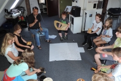 Hier entwickeln wir in der Vorbereitung zu einem Hörspiel kleine Klangcollagen mit Musikinstrumenten und Alltagsgegenständen. +++ SPIELE UND ÜBUNGEN ZUR HÖRSENSIBILISIERUNG.