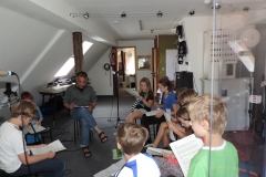 Nach der groben Story-Findung werden die einzelnen Szenen in der Regel in Kleingruppen geschrieben. Diese Szenen werden dann in der gesamten Gruppe vorgelesen und auf Logik, Unterhaltungswert und Continuity geprüft. +++ ALS RESULTAT EINER ARBEITSAMEN IDEEN- UND DISKUSSIONSPHASE ENTSTEHT EIN HÖRSPIEL-SKRIPT.