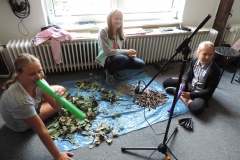 Spaziergang durch den Wald, gerne auch mal mit echten Utensilien. Und vielen Vögeln. +++ GERÄUSCHE UND KLANG-ATMOS MACHEN DEN SPASS UND DIE SPANNUNG IM HÖRSPIEL AUS - SOWOHL BEIM ANHÖREN ALS AUCH BEIM SELBERMACHEN.