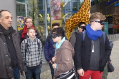 Erst einmal erforschen: wie klingt eine Stadt denn wirklich? Der Gehörsinn tritt oft in den Hintergrund gegenüber dem Sehsinn - also müssen ungewöhnliche Maßnahmen her: mit geschlossenen Augen den Potsdamer Platz "erhören". +++ SPIELE UND ÜBUNGEN ZUR HÖRSENSIBILISIERUNG. HIER: "STATT SEHEN - STADT HÖREN!" EIN GEMÄLDE EINES BERLINER MALERS DER JAHRHUNDERTWENDE WIRD VERTONT. ZUSAMMENARBEIT MIT DEM HEIMATMUSEUM CHARLOTTENBURG IN BERLIN.