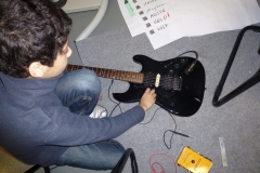 Hier wird die Kirchenglocke der Gedächtniskirche mit einer präparierten E-Gitarre imitiert - erstaunlich echt. Im Hintergrund ein akustischer Ablaufplan für einen anderen Teil des Gemäldes. +++ "STATT SEHEN - STADT HÖREN!" EIN GEMÄLDE EINES BERLINER MALERS DER JAHRHUNDERTWENDE WIRD VERTONT. ZUSAMMENARBEIT MIT DEM HEIMATMUSEUM CHARLOTTENBURG IN BERLIN.